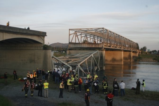 Most na diaľnici I5 spadol do rieky Skagit