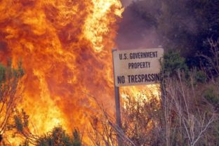 V Kalifornii bojujú s požiarmi