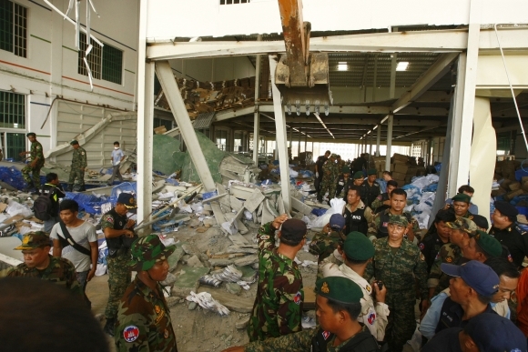 V Kambodži sa zrútila strecha továrne