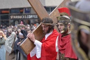 V Nemecku prešiel Ježiš okolo Starbucksu