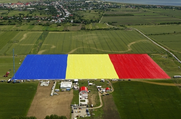 V Rumunsku odhalili najväčšiu zástavu na svete