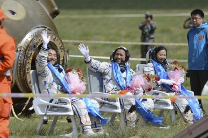 Čínski astronauti úspešne pristáli