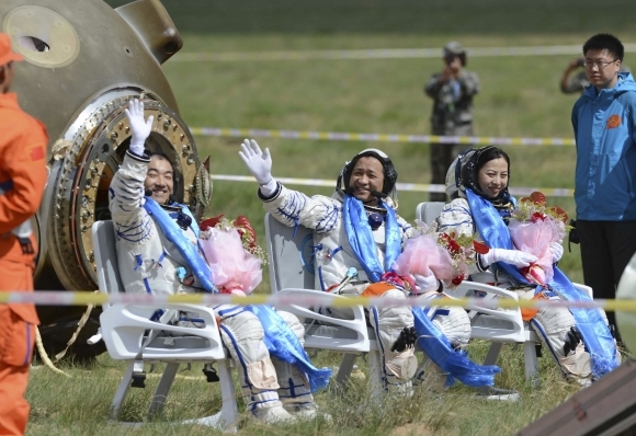 Čínski astronauti úspešne pristáli