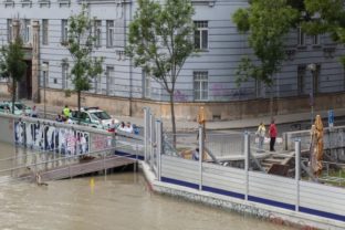 Dunaj klesá, mobilné hradenia rozobrali