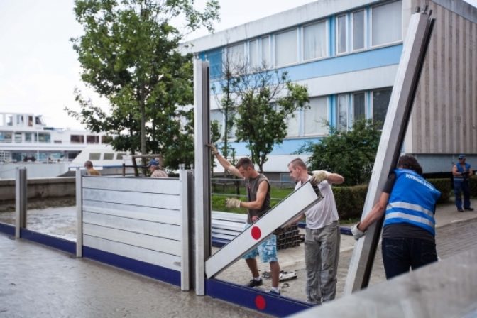 Dunaj klesá, mobilné hradenia rozobrali