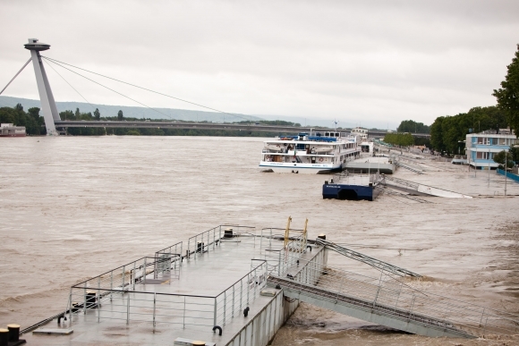 Dunaj naďalej stúpa