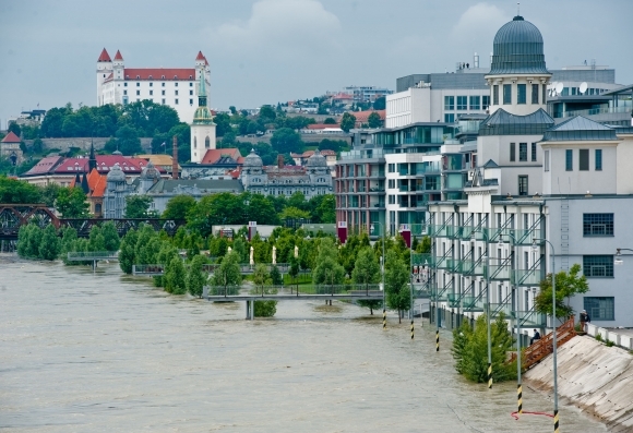 Dunaj naďalej stúpa