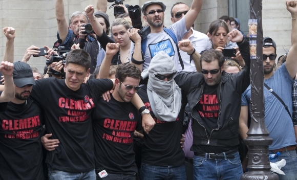 Francúzi odsúdili smrť študenta po útoku skinhedov