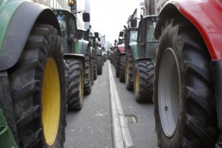 Mliekari prišli do Bruselu na traktoroch