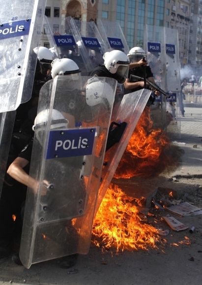 Polícia vyhnala z istanbulského námestia desaťtisí