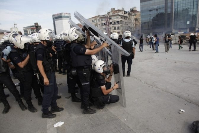 Polícia vyhnala z istanbulského námestia desaťtisí