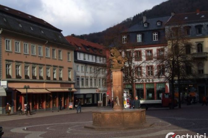 Heidelberg - hlavné námestie ozdobili stĺpom