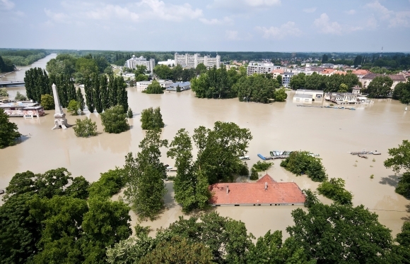 Rozvodnený Dunaj v Maďarsku trhal rekordy