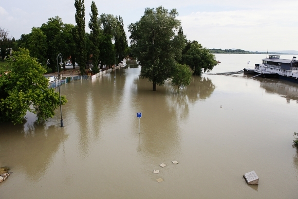 Rozvodnený tok Dunaja v meste Ostrihom