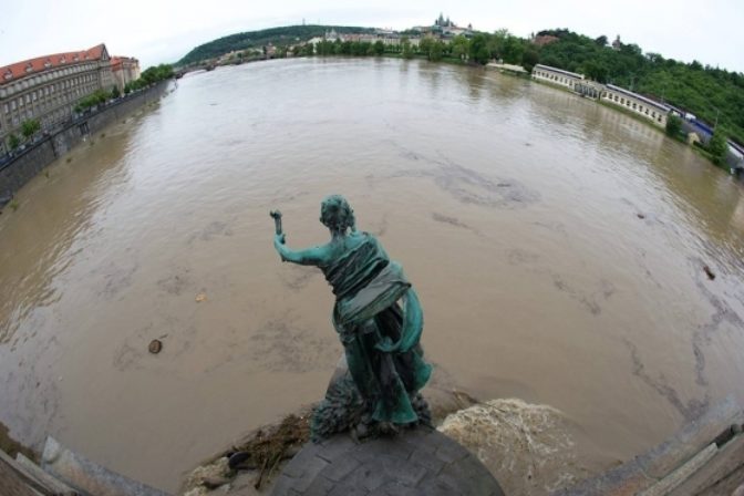 Záplavy v Prahe dosahujú rekordné parametre