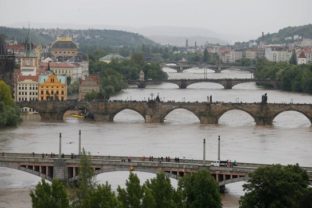 Záplavy v Prahe dosahujú rekordné parametre