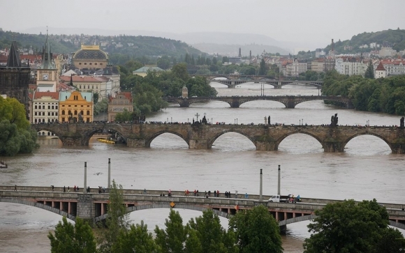 Záplavy v Prahe dosahujú rekordné parametre