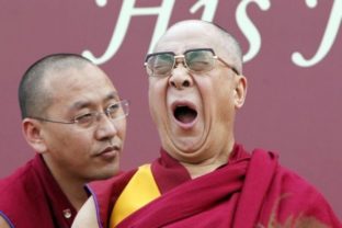 Aj dalajlámovi sa občas zívne