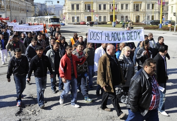 Dvesto Rómov protestovalo proti chudobe