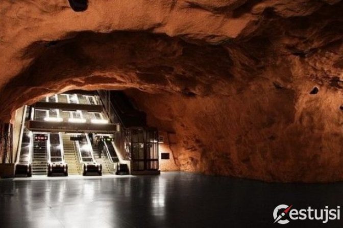 Metro v Štokholme pripomína unikátnu podzemnú galériu umenia