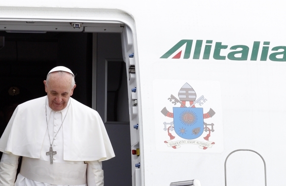 Pápež je späť doma