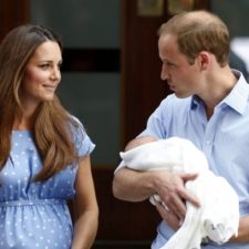 Princ William s manželkou Kate ukázali svetu syna