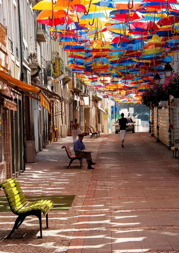 Ulicu v Portugalsku opäť spestrili farebné dáždniky