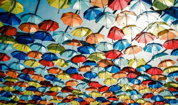 Ulicu v Portugalsku opäť spestrili farebné dáždniky