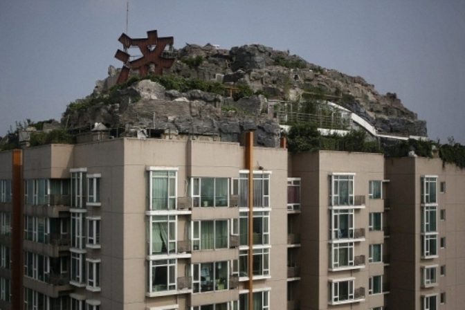 Číňan si postavil luxusnú kamennú vilu na streche