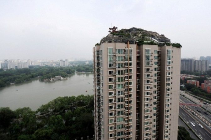 Číňan si postavil luxusnú kamennú vilu na streche