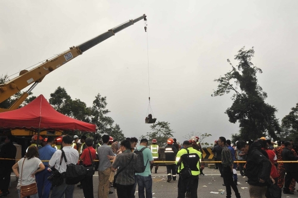 Malajzijský autobus sa zrútil do rokliny