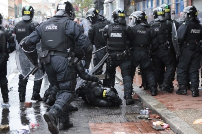 Násilie v Írsku si vyžiadalo až 60 zranených polic