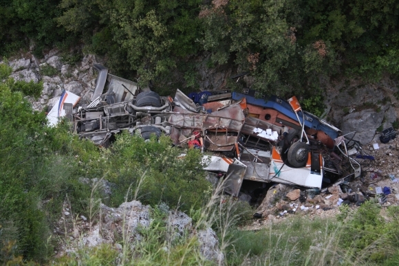 Nehodu autobusu v Albánsku neprežilo 12 študentov