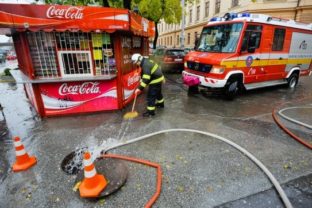 Zastávka na Zochovej ulici sa ocitla pod vodou