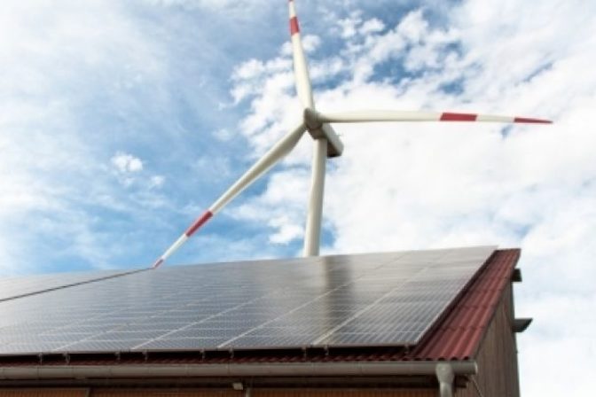 Veterná elektráreň turbína slnečná energia solárny panel OZE