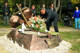 Odhalenia pomníka na Cintoríne Vrakuňa
