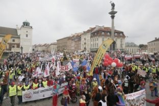 Proti poľskej vláde protestoval státisícový dav