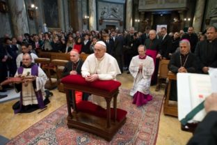 Prvá verejná modlitba pápeža Františka