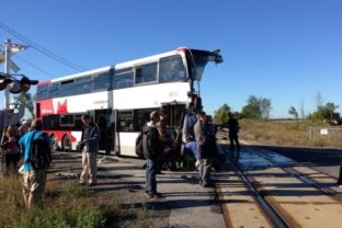 Zrážku autobusu s vlakom