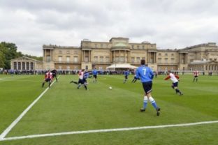 Okná Buckinghamského paláca ohrozovala futbalová l