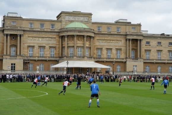 Okná Buckinghamského paláca ohrozovala futbalová l