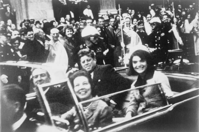 John F. Kennedy s manželkou Jackie v limuzíne krátko pred atentátom.