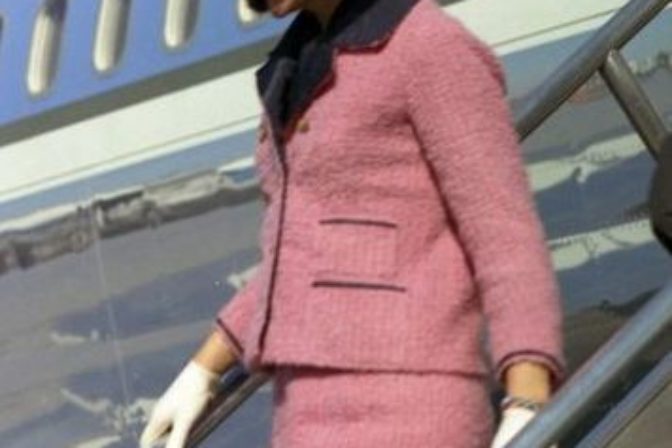 Jackie Kennedy a jej preslávený ružový kostým od Chanelu.