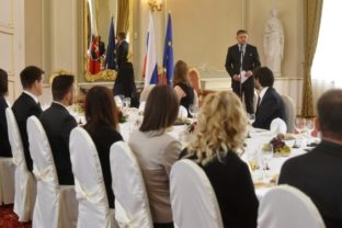 Robert Fico obedoval so študentmi