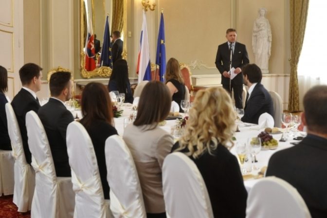Robert Fico obedoval so študentmi