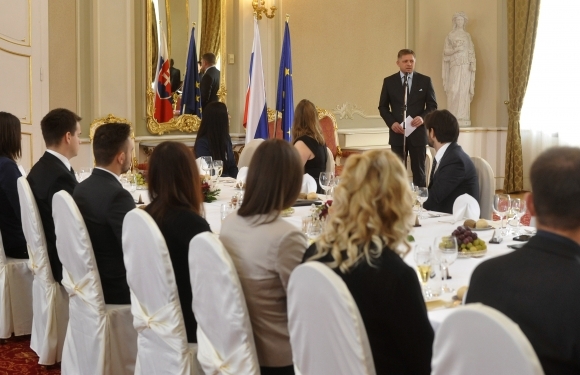 Robert Fico obedoval so študentmi