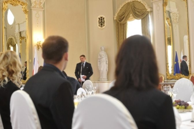 Robert Fico obedoval so študentmi