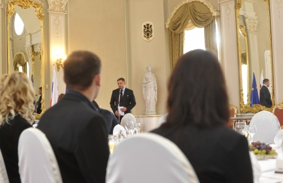 Robert Fico obedoval so študentmi