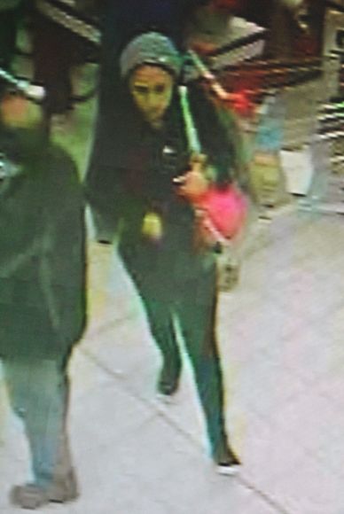 Žena kradla v obchode kabelky