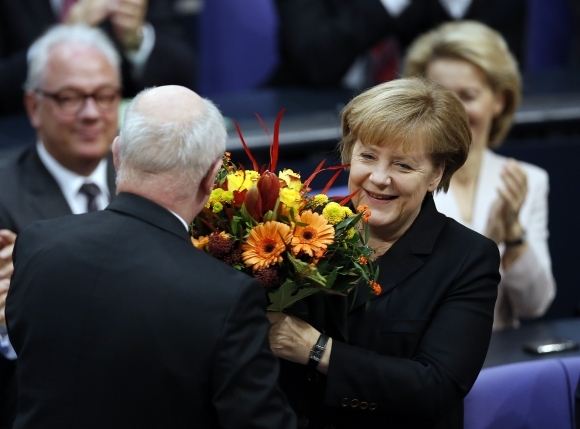Angelu Merkelovú podporilo 462 poslancov